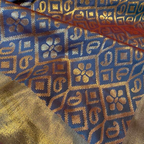 Green with wine dual tone banarasi silk saree with all over jamewar zari work - Picture 8 of 13